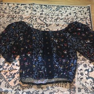 Black shoulder shirt with flowers